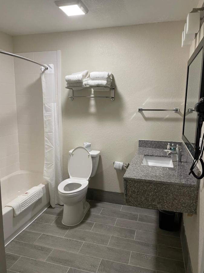 Quality Inn & Suites Spring Lake - Fayetteville Near Fort Bragg Eksteriør billede