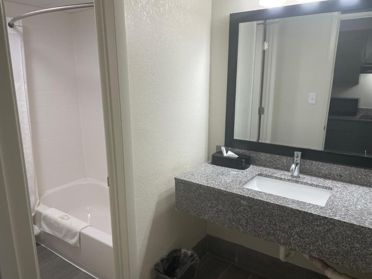 Quality Inn & Suites Spring Lake - Fayetteville Near Fort Bragg Eksteriør billede