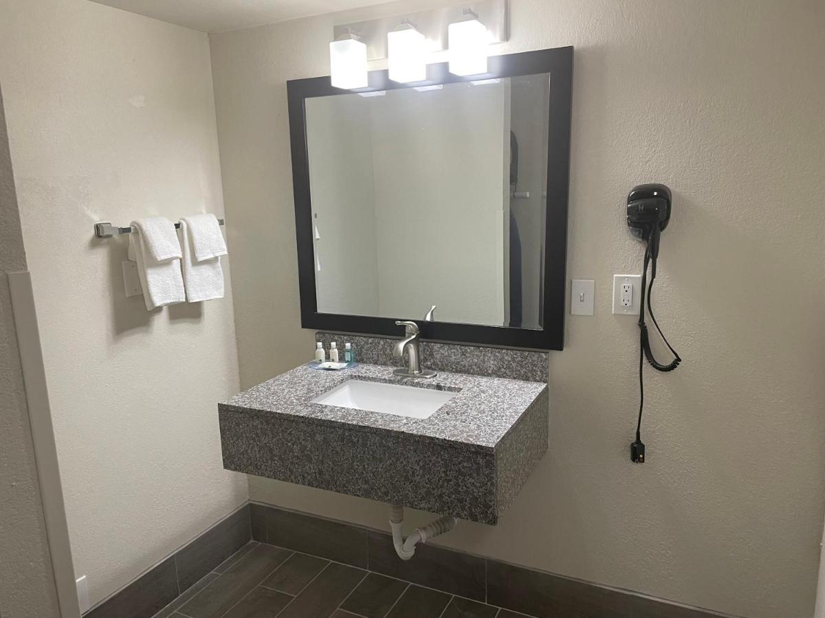 Quality Inn & Suites Spring Lake - Fayetteville Near Fort Bragg Eksteriør billede