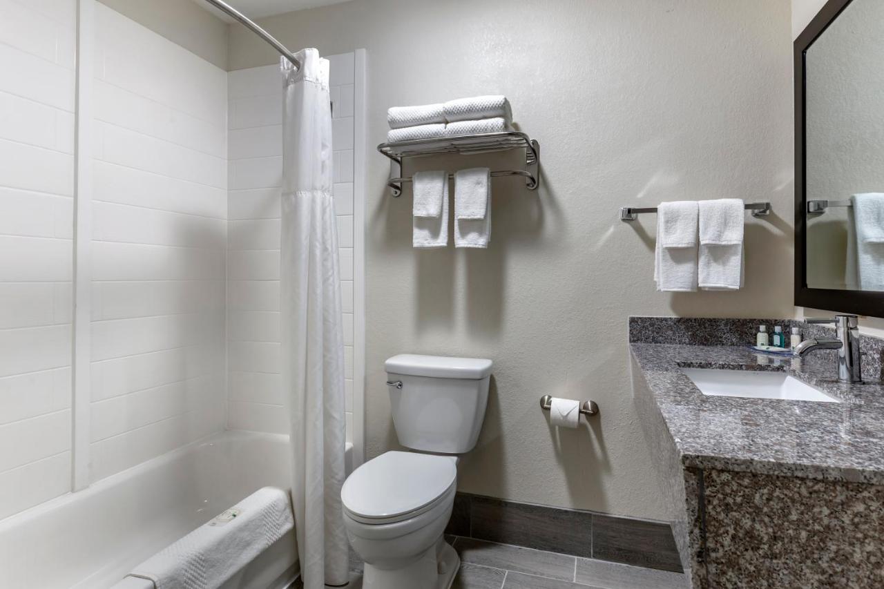 Quality Inn & Suites Spring Lake - Fayetteville Near Fort Bragg Eksteriør billede