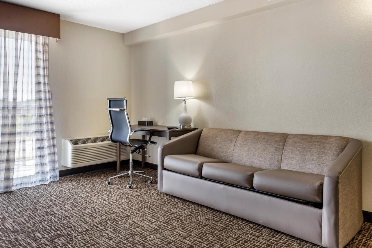 Quality Inn & Suites Spring Lake - Fayetteville Near Fort Bragg Eksteriør billede